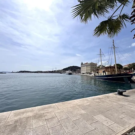 Split Soul-Steps From Beach And Center Apartment Split