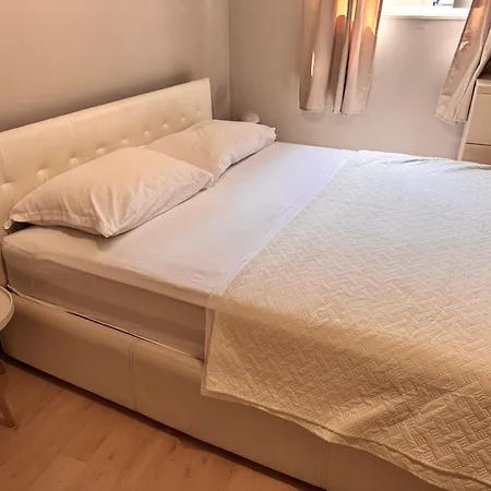 Apartment Soul-steps From And Center *